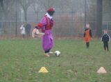 Voetbalpieten bezoeken training S.K.N.W.K. JO9-1 en JO7-1 op zaterdag 4 december 2021 (47/75)